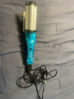 Turquoise Bed Head Wave Artist Triple Barrel Waver
